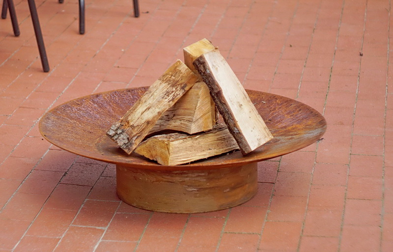 Feuerstelle Gedi ø 80 x 20 cm und Fuß aus Rohstahl rostend