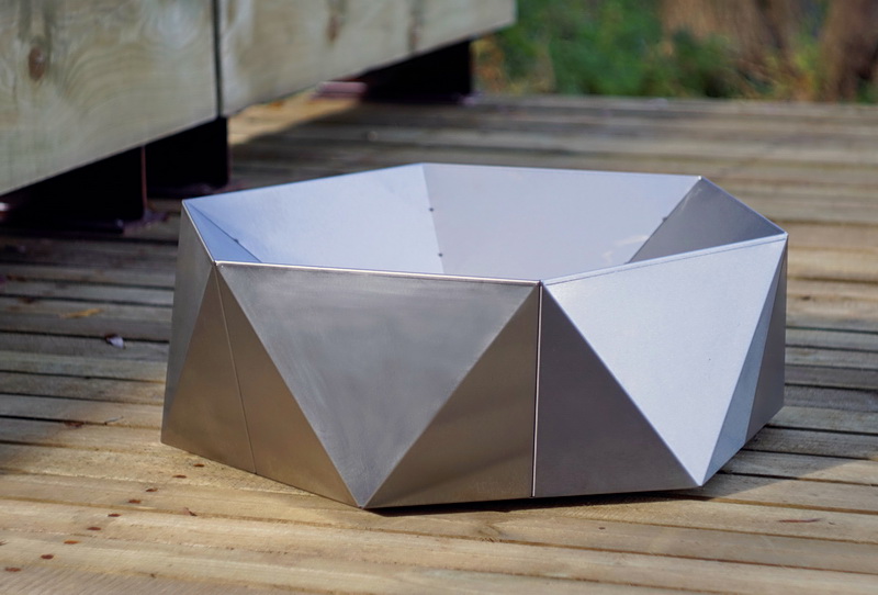 Feuerschale Ra aus Edelstahl auf Holzterrasse