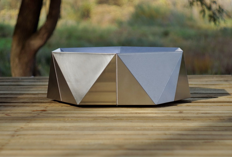 Feuerschale Ra aus Edelstahl auf Holzterrasse