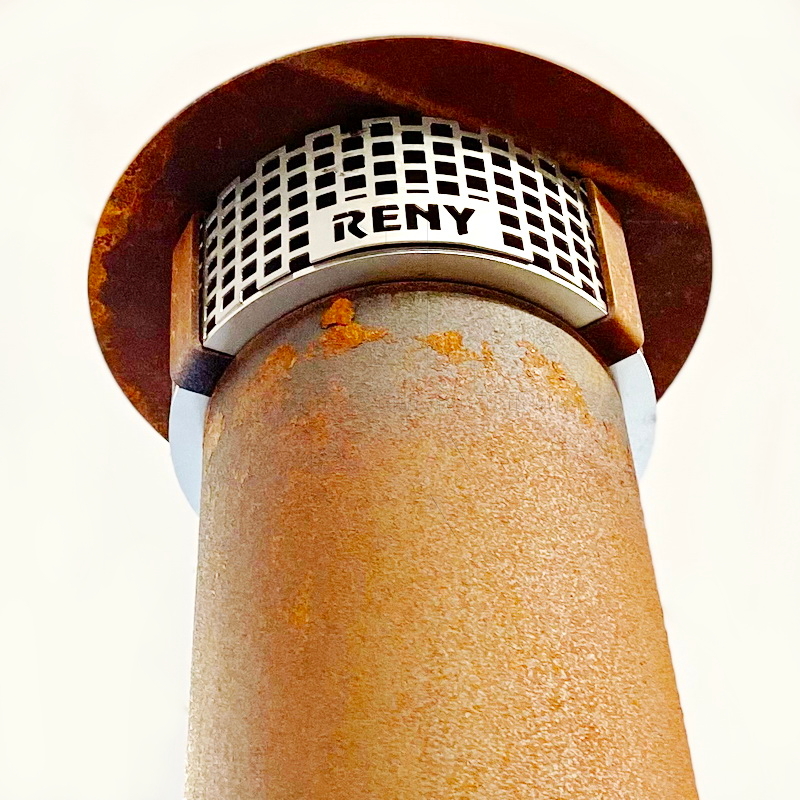 RB73 Quaruba Funkenfänger in Regenhaube montiert im Rohr verbaut