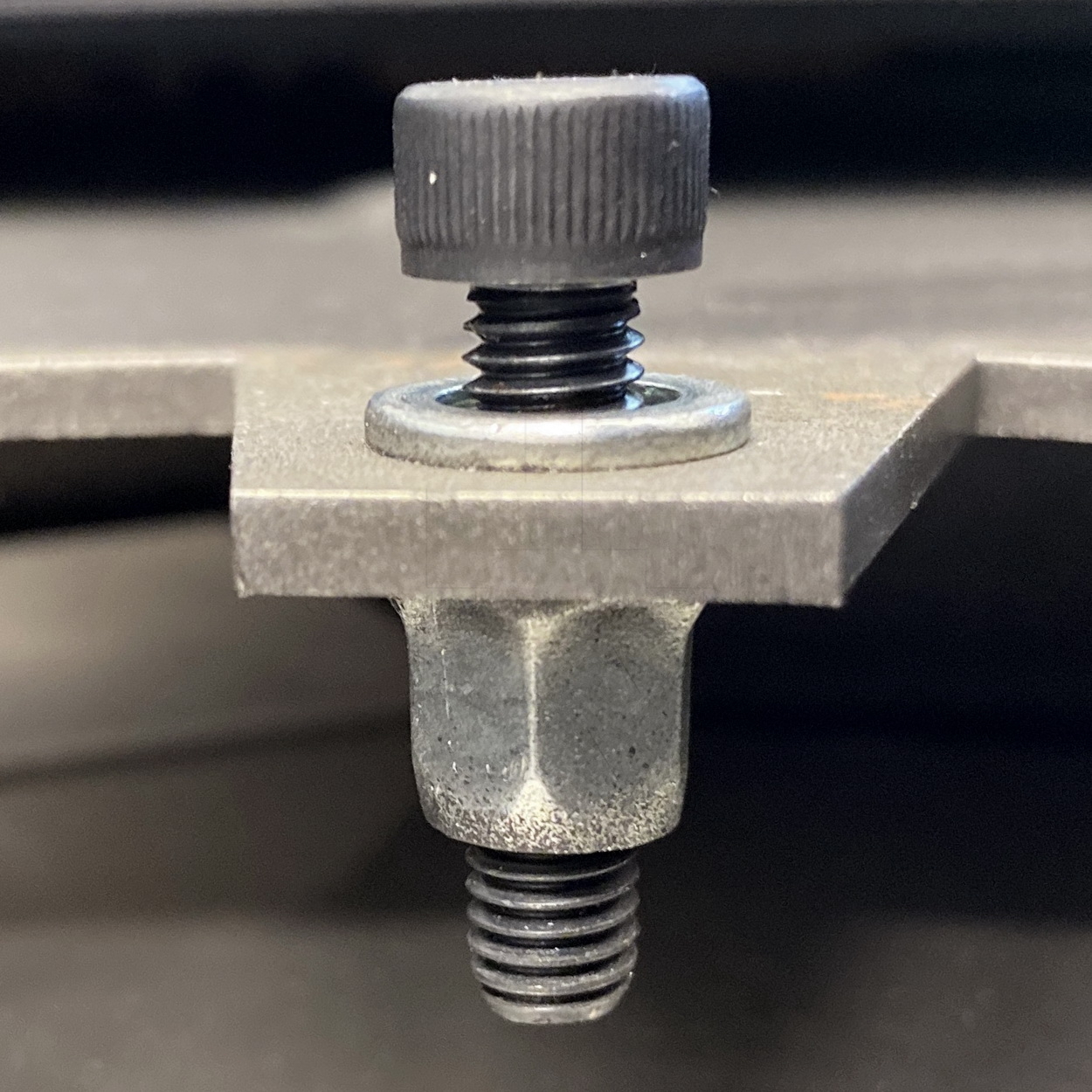 Contura Gewindeniethülse mit Inbusschraube eingebaut