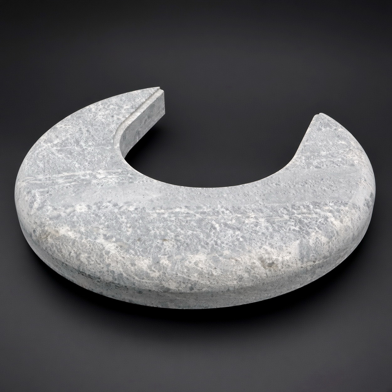 geometrisches Objekt, Steinskulptur, Kreisbogen, grauer Marmor, gekrümmter Ring
