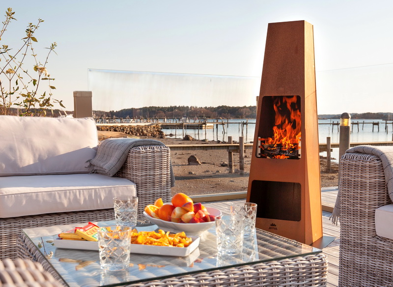 Jotul Loke Terrassenkamin aus wetterfestem Cortenstahl rostend