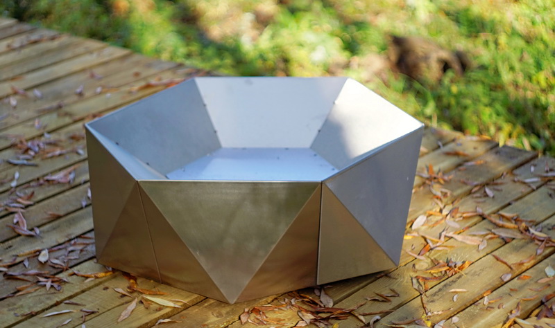 Feuerschale Ra aus Edelstahl auf Holzterrasse von oben