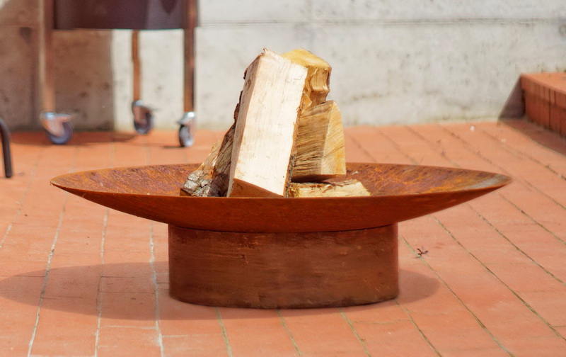 Feuerschale Gedi ø 80 x 20 cm und Fuß aus Rohstahl rostend mit Holz
